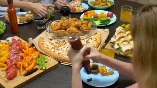 Het gezin eet in een gezellige thuisomgeving. Zelfgemaakte eten, zelfgemaakte pizza. Gelukkige familie die samen lunchen zittend aan de rijkelijk gelegde tafel — Stockvideo