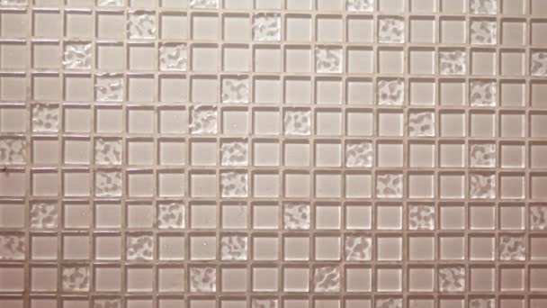 Textura fundo bege mosaico, pequenas telhas quadradas transparentes na parede. Painel de vidro para a cozinha — Vídeo de Stock