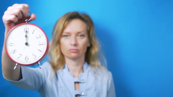 Das Konzept der Gesundheitsfürsorge, der Medikamente. Arzt hält Uhr und Tablet in der Hand. Zeit, Tabletten zu nehmen — Stockvideo