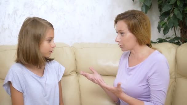 妈妈和女儿的关系概念。母亲和十几岁的女儿在客厅的房间里坐在一边咒骂 — 图库视频影像