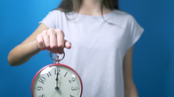 Le concept de soins de santé, de médicaments. fille tenant une horloge et une tablette. temps de prendre des pilules — Video