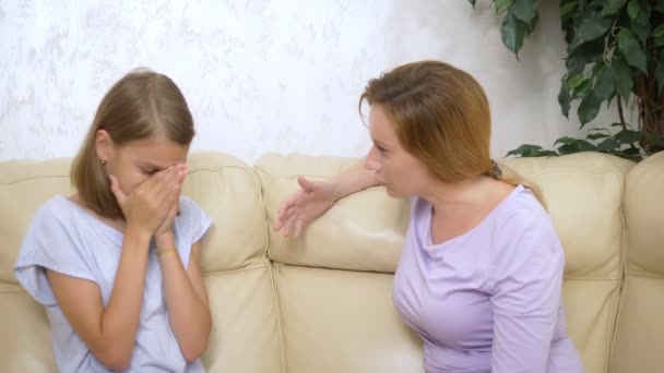 Aile destek ve güven kavramı. Anne sarılmaya ve konfor genç kızı oturma odasında kanepede oturan — Stok video