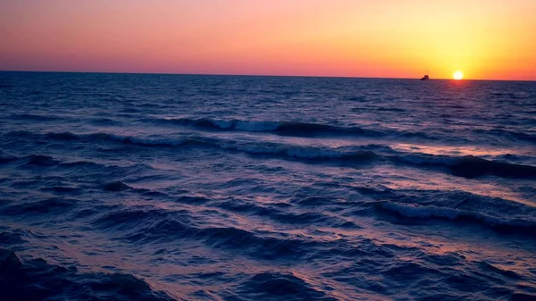 समुद्र पर सुंदर सूर्यास्त, समुद्र तरंगों और रंगीन आकाश — स्टॉक फ़ोटो, इमेज