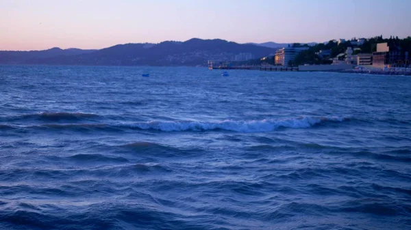 Denizde güzel gün batımı, deniz dalgaları ve renkli gökyüzü — Stok fotoğraf