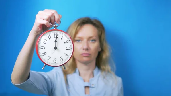 The concept of health care, medication. doctor holds clock and tablet in hand. time to take pills — Stock Photo, Image