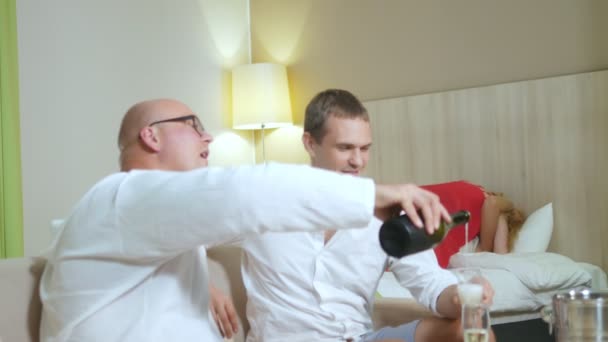 Free relationship concept, swinger clubs. two pairs of young people drink champagne and exchange partners at a home party — Stock Video