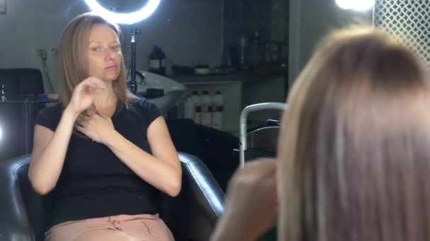 Hårfärgning och behandlingsresultat. Vacker frisyr av en ung kvinna efter färgning hår i en skönhetssalong. — Stockvideo