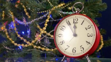 Noel ağacının arka planda Vintage kırmızı retro çalar saat, gece yarısına kadar beş dakika, metin için boşluk kopyalamak