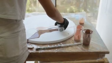 yaratıcı bir stüdyoda akrilik boyalar ile çalışan kız, akrilik boyalar hazırlama süreci