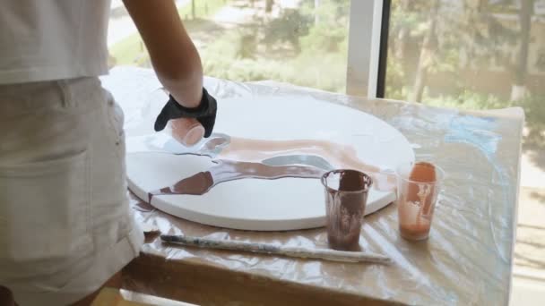 Egy kreatív stúdióban akril festékkel dolgozó lány, akril festékek előkészítésének folyamata — Stock videók
