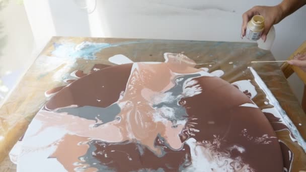 Pintura vibrante colorida abstracta de la explosión de los colores que arremolinan. Textura Fondo. Proceso de pintura acrílica arte fluido . — Vídeo de stock