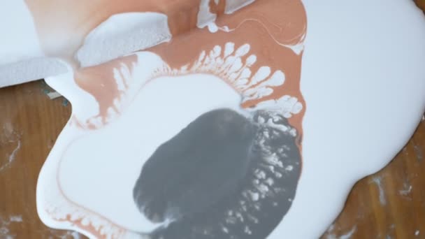 Absztrakt színes élénk kavargó színek robbanás Paint. Textúra háttér. Folyamat Fluid Art akril festészet. — Stock videók