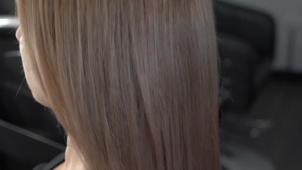 染发和治疗结果。在美容院染发后，年轻女子美丽的发型. — 图库视频影像
