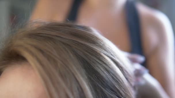 Close-up. Cabeleireiro profissional usando ferro de ondulação. cachos de cabelo no salão , — Vídeo de Stock