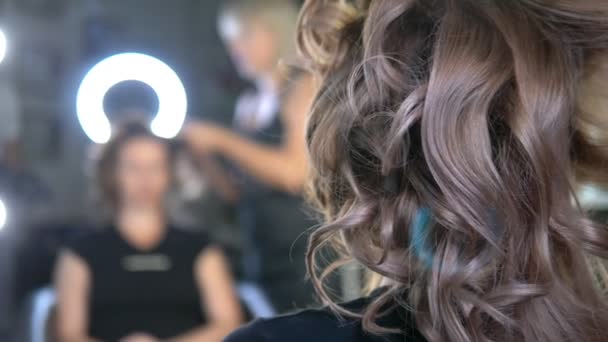 Gros plan. Coiffeur professionnel utilisant du fer à friser. Boucles de cheveux dans le salon , — Video