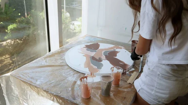 Dziewczyna pracuje z farbami akrylowymi w kreatywnym studiu, proces przygotowywania farb akrylowych — Zdjęcie stockowe