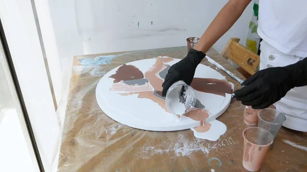 Chica que trabaja con pinturas acrílicas en un estudio creativo, el proceso de preparación de pinturas acrílicas — Foto de Stock