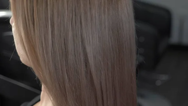 Tintura capilar e resultados do tratamento. Belo penteado de uma jovem mulher depois de tingir o cabelo em um salão de beleza . — Fotografia de Stock