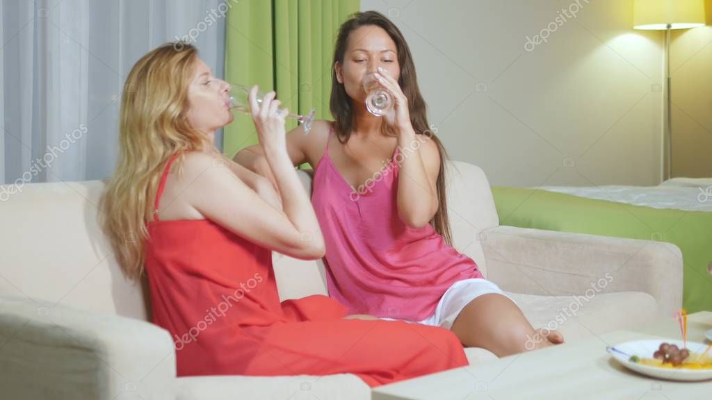 Две молодые русские лесбиянки пьют шампанское — photo 5