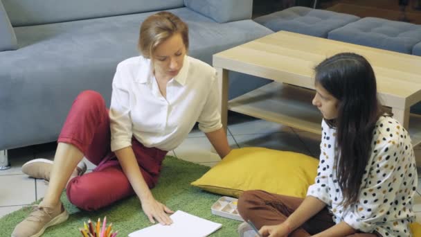 Una psicóloga mujer lleva a cabo una consulta psicológica con una adolescente. volver a la escuela, problemas de aprendizaje concepto — Vídeo de stock