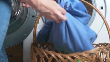 Close. kadın kurutucu dan çamaşır alır