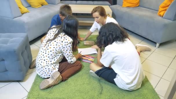 Begreppet barngrupp psykoterapi. Kvinnlig psykolog genomför en gruppkonsultation med ungdomar på ett stilfullt kontor. tillbaka till skolan, inlärningsproblem . — Stockvideo