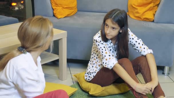 Psicólogo femenino lleva a cabo diagnósticos para la adolescente, método de dibujo proyectivo. volver a la escuela, problemas de aprendizaje concepto — Vídeo de stock