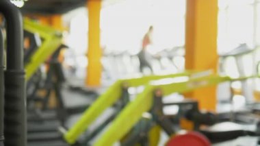 Soyut bulanıklık arka plan. koşu bandı üzerinde insanlarla spor salonu