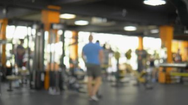 bulanık arka plan, spor salonunun genel planı. sporcular simülatörleri üst ve alt blok çekiş yapmak