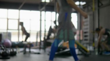 bulanık arka plan. fitness için spor salonunda spor dahil insanlar, yeni modern ekipman iç, spor konsepti