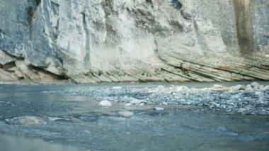 dağ nehri ve kayalar. güzel kanyon. kopyalama alanı