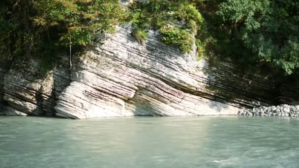 Río de montaña y rocas. hermoso cañón. espacio de copia — Vídeo de stock