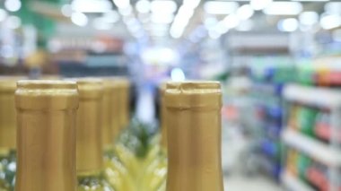 netlik alkol şişeleri. Bir süpermarkette alkol bölümünün bulanıklık arka plan.