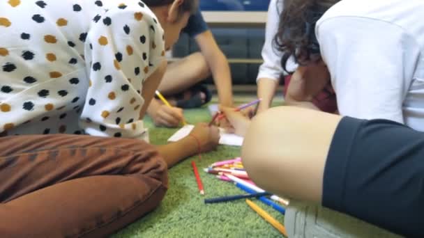 Le concept de psychothérapie de groupe pour enfants. psychologue féminine mène une consultation de groupe avec les adolescents dans un bureau élégant. retour à l'école, problèmes d'apprentissage  . — Video