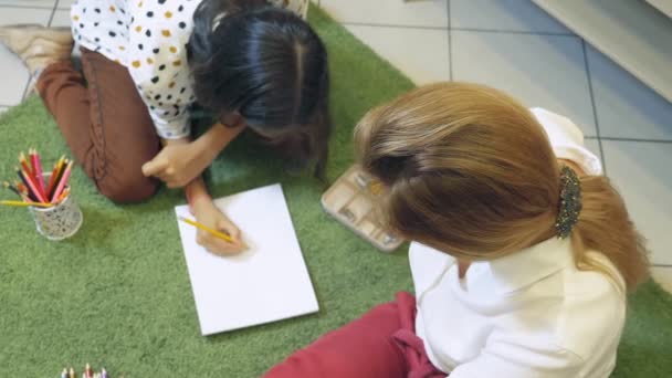 Психолог-женщина проводит диагностику для девочки-подростка, метод проективного рисования. Назад в школу, концепция проблем обучения — стоковое видео