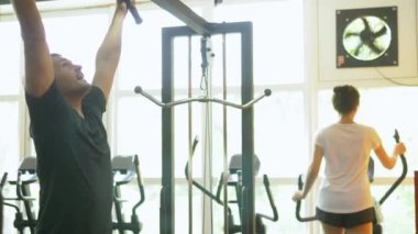 bulanık arka plan. fitness için spor salonunda spor dahil insanlar, yeni modern ekipman iç, spor konsepti