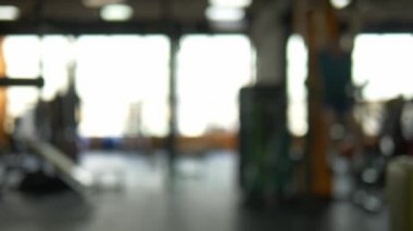 Arka planı bulanıklaştırın. spor salonunda barbells. Ağırlık eğitim barı ile bulanık fitness salonu