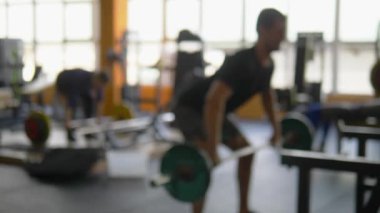 Arka planı bulanıklaştırın. spor salonunda barbells. Ağırlık eğitim barı ile bulanık fitness salonu