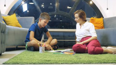 okula geri, öğrenme sorunları kavramı. kadın psikolog bir erkek ile psikolojik danışma yapar