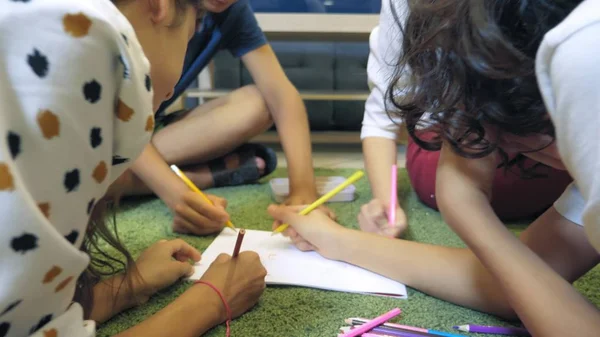 Le concept de psychothérapie de groupe pour enfants. psychologue féminine mène une consultation de groupe avec les adolescents dans un bureau élégant. retour à l'école, problèmes d'apprentissage  . — Photo