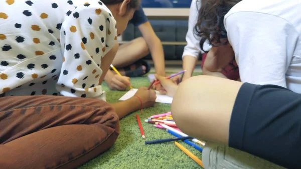 O conceito de psicoterapia de grupo infantil. psicóloga do sexo feminino realiza uma consulta em grupo com adolescentes em um escritório elegante. voltar para a escola, problemas de aprendizagem  . — Fotografia de Stock