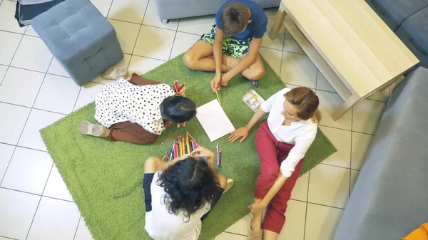 Le concept de psychothérapie de groupe pour enfants. psychologue féminine mène une consultation de groupe avec les adolescents dans un bureau élégant. retour à l'école, problèmes d'apprentissage  . — Photo