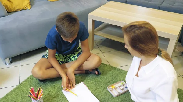 Zurück zur Schule, Konzept Lernprobleme. Psychologin führt psychologische Beratung mit einem Jungen durch — Stockfoto