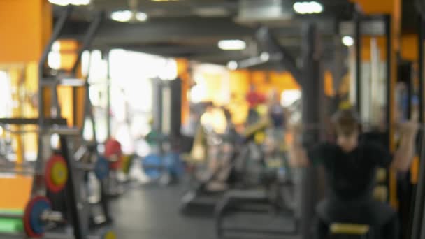 Θαμπό φόντο. άτομα που εμπλέκονται στον αθλητισμό στο γυμναστήριο για την Fitness, το εσωτερικό του νέου σύγχρονου εξοπλισμού, Sport concept — Αρχείο Βίντεο