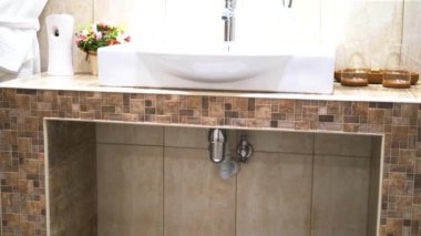modern bir banyo iç. lavabo ve ayna