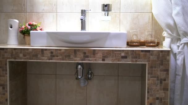 Interieur eines modernen Badezimmers. Waschbecken und Spiegel — Stockvideo