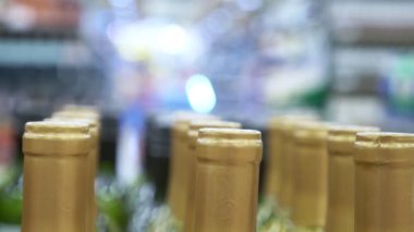 netlik alkol şişeleri. Bir süpermarkette alkol bölümünün bulanıklık arka plan.