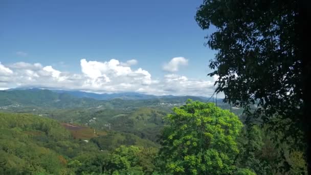Деревья и зеленая горная долина против голубого неба с облаками. копировальное пространство — стоковое видео