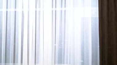 Oturma odası veya yatak odasında perde iç. Kahverengi perdeler ve beyaz tül. Oturma odası veya yatak odasında perde iç.