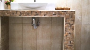 modern bir banyo iç. lavabo ve ayna
